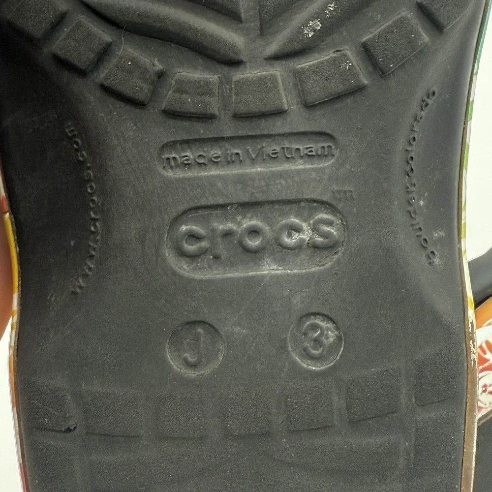 Crocs Classic Disney Mickey Mouse Rainbow Celebration Clogs Size 3